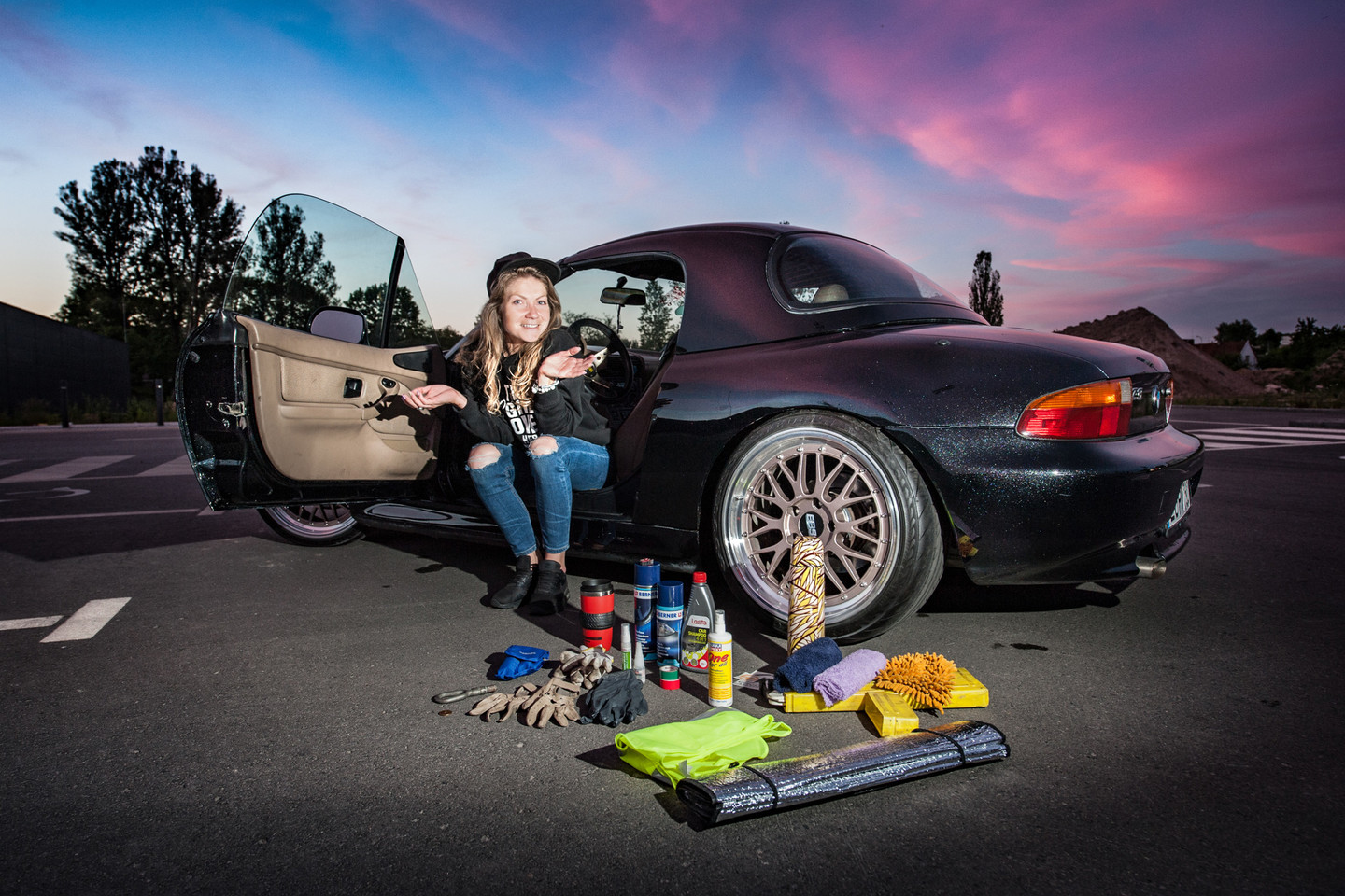 Automobilių entuziastai bagažinėje nebūtinai vežiojasi tai, kas išties reikalinga. <br>Mariaus Bendzelausko nuotr.