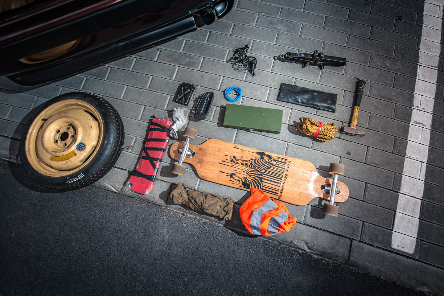 Automobilių entuziastai bagažinėje nebūtinai vežiojasi tai, kas išties reikalinga. <br>Mariaus Bendzelausko nuotr.