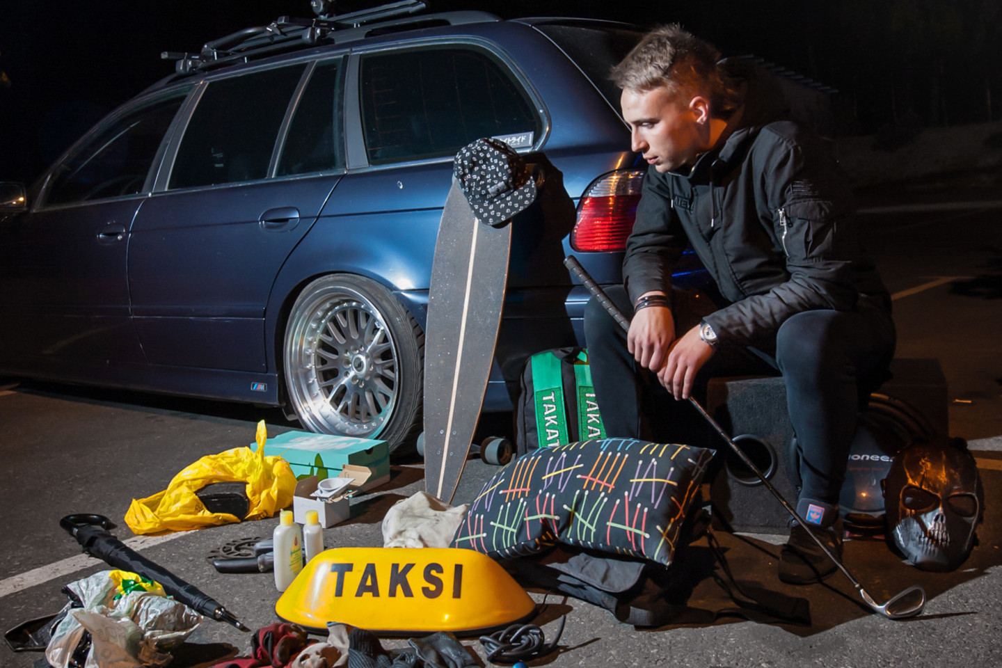 Automobilių entuziastai bagažinėje nebūtinai vežiojasi tai, kas išties reikalinga. <br>Mariaus Bendzelausko nuotr.