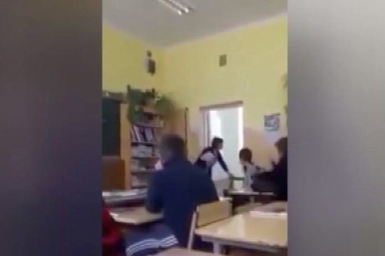 Skandalingai paauglės pastumta mokytoja neva pati išprovokavo konfliktą