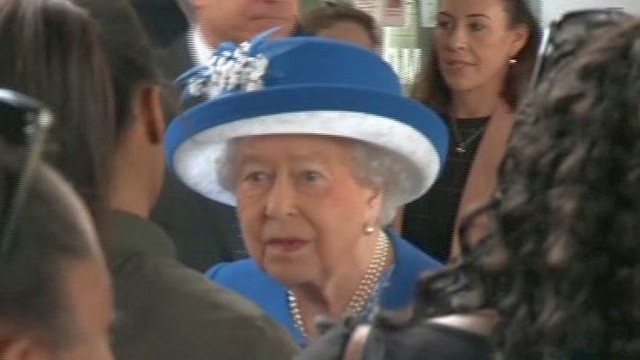 Jungtinės Karalystės karalienė aplankė nukentėjusius per gaisrą Londone