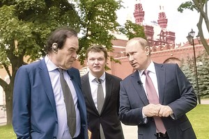 JAV režisierius meilikavo Vladimirui Putinui, nors Kremliaus vado juokai vertė susigūžti