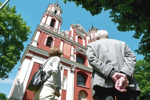 Tarsi  „mersedesą“ būtų užrakinę daržinėje: varpų galią tramdo bokšto sienos