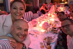 Agnė ir Simonas Grigaliūnai su garsiais svečiais Nidoje švenčia medines vestuves