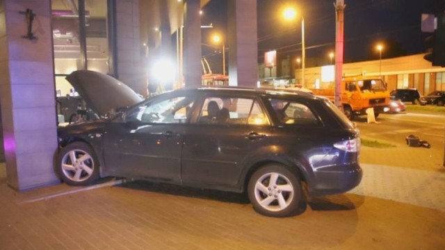 Vilniuje susidūrė BMW ir „Mazda“: vienas automobilis įsirėmė į viešbučio sieną