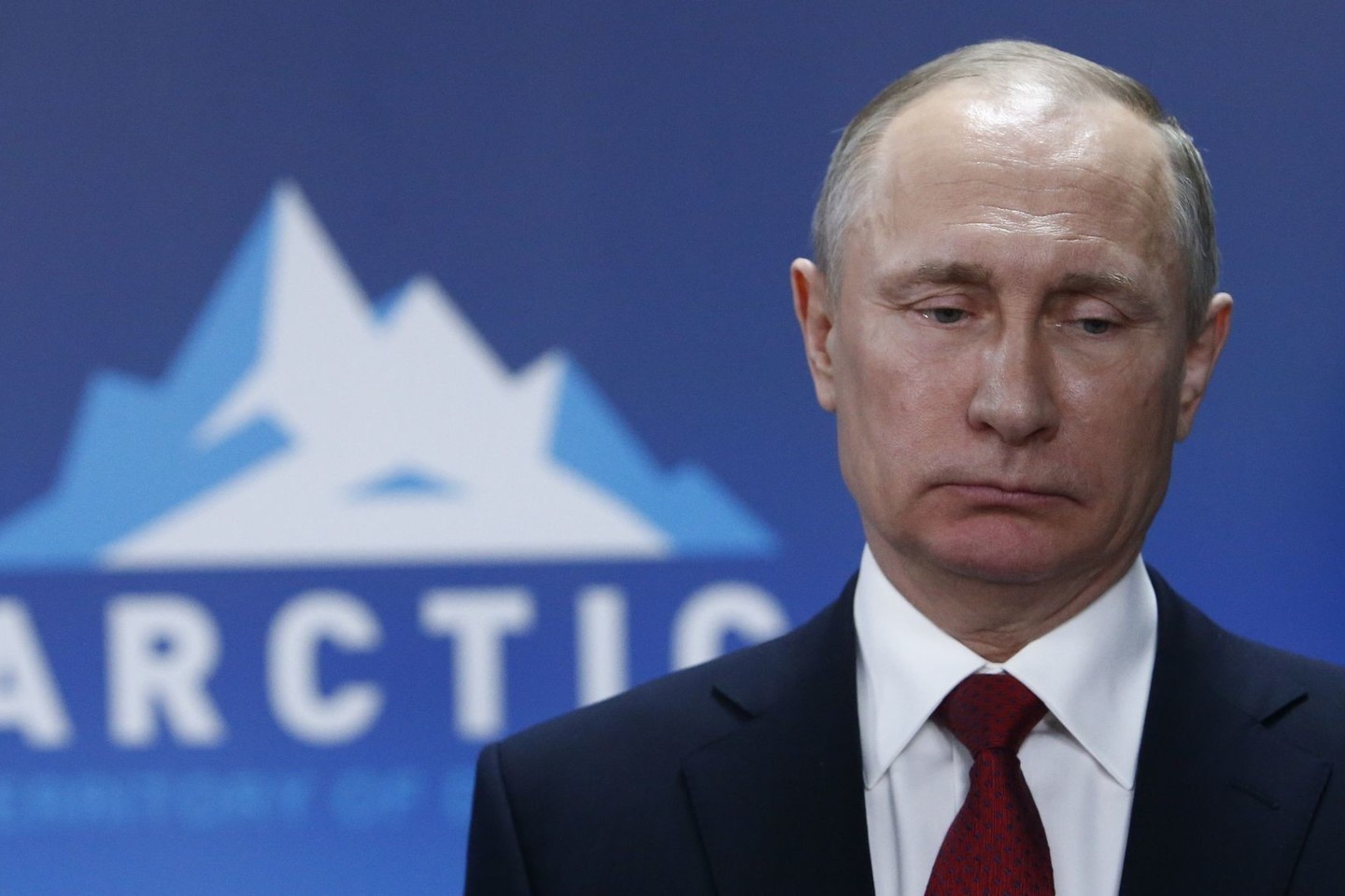 V.Putinui užduodami O.Stone'o klausimai veikiau priminė komplimentus. <br>AP nuotr.