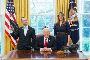 Nusifotografavęs su Donaldu Trumpu mokytojas išgarsėjo – sužavėjo viena detalė