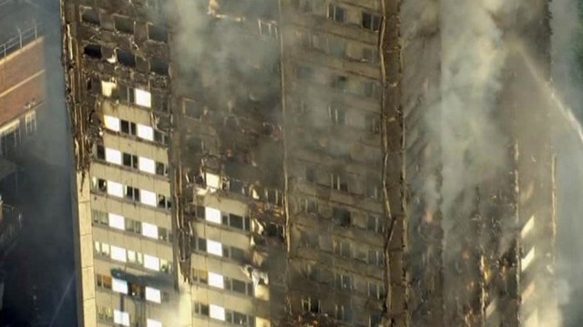 Neįmintos mįslės Londone: kodėl degančio pastato gyventojams buvo liepta likti namuose?