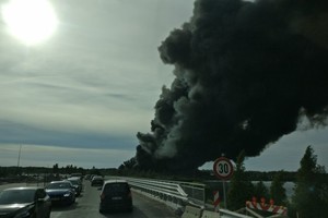 Nelegaliame sąvartyne Jūrmaloje įsiplieskė didžiulis gaisras