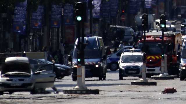 Paryžiuje netoli Eliziejaus laukų vyras automobiliu taranavo policijos furgoną