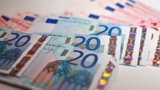 Lietuvos bankas skelbia: atlyginimai didėja kone visiems
