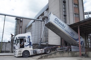 Štai kur ūkininkai veža pernykščius grūdus ir grįžta ne tuščiomis 