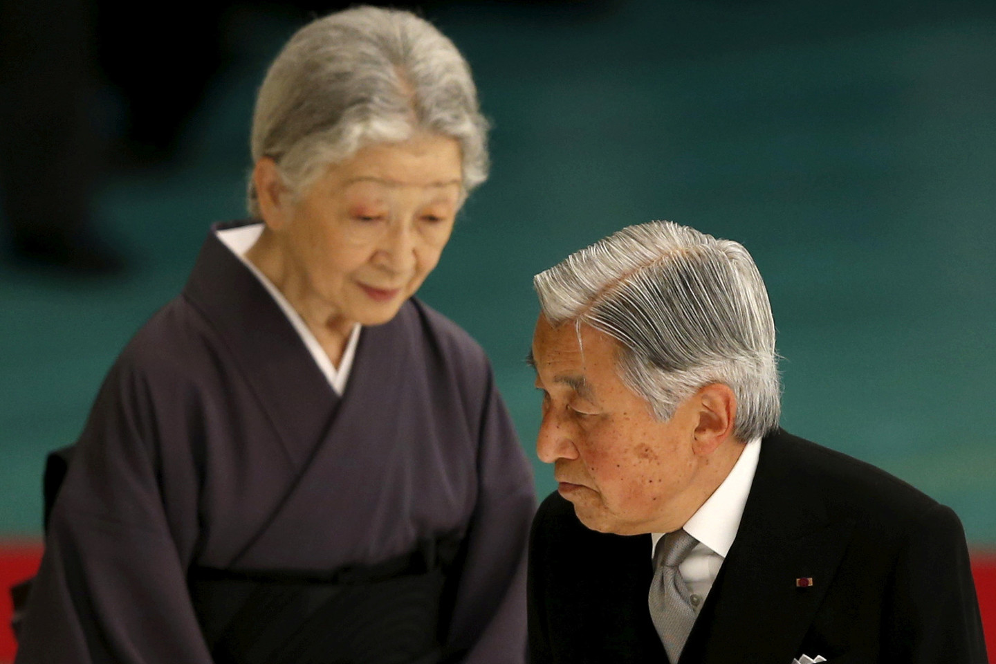  Imperatorius Akihito ir jo žmona Michiko yra itin gerbiami ir mėgiami Japonijoje.<br> „Reuters“/„Scanpix“ nuotr.