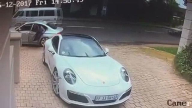Vidury baltos dienos ginkluoti vagys kėsinosi atimti prabangų „Porsche“ automobilį