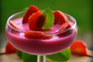 Braškių desertas primena paukščių pieną, tik kalorijų mažiau 