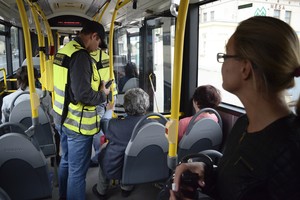 Iš autobuso išlaipinta vilnietė vos neprarado sąmonės –  kontrolierių elgesys pribloškė