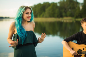 Monika Pundziūtė į vasaros koncertų turą kviečia su nauja dainos „Palauk dar” versija