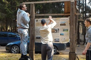 Vandalai masiškai niokoja gražiausiose gamtos vietose esančius informacinius stendus