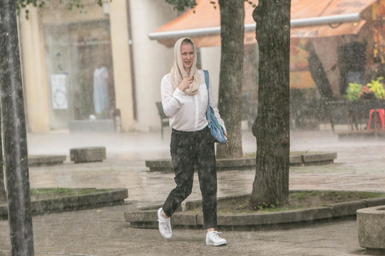  Kaune smarkus lietus nuplovė Laisvės alėją.<br> G.Bitvinsko nuotr.