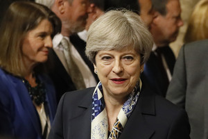 Theresa May atsiprašė už nepakankamą dėmesį gaisro Londono daugiabutyje aukoms