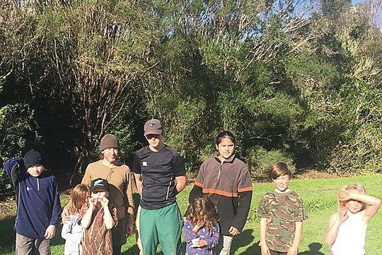 Mokykla, kurioje vaikai vietoj pamokų laksto laukais ir medžioja