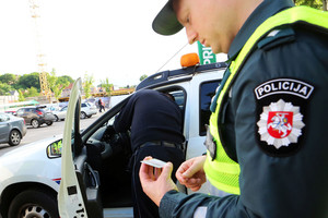 Nuspręsta: baudų nesumokėję vairuotojai liks be vairuotojo pažymėjimų