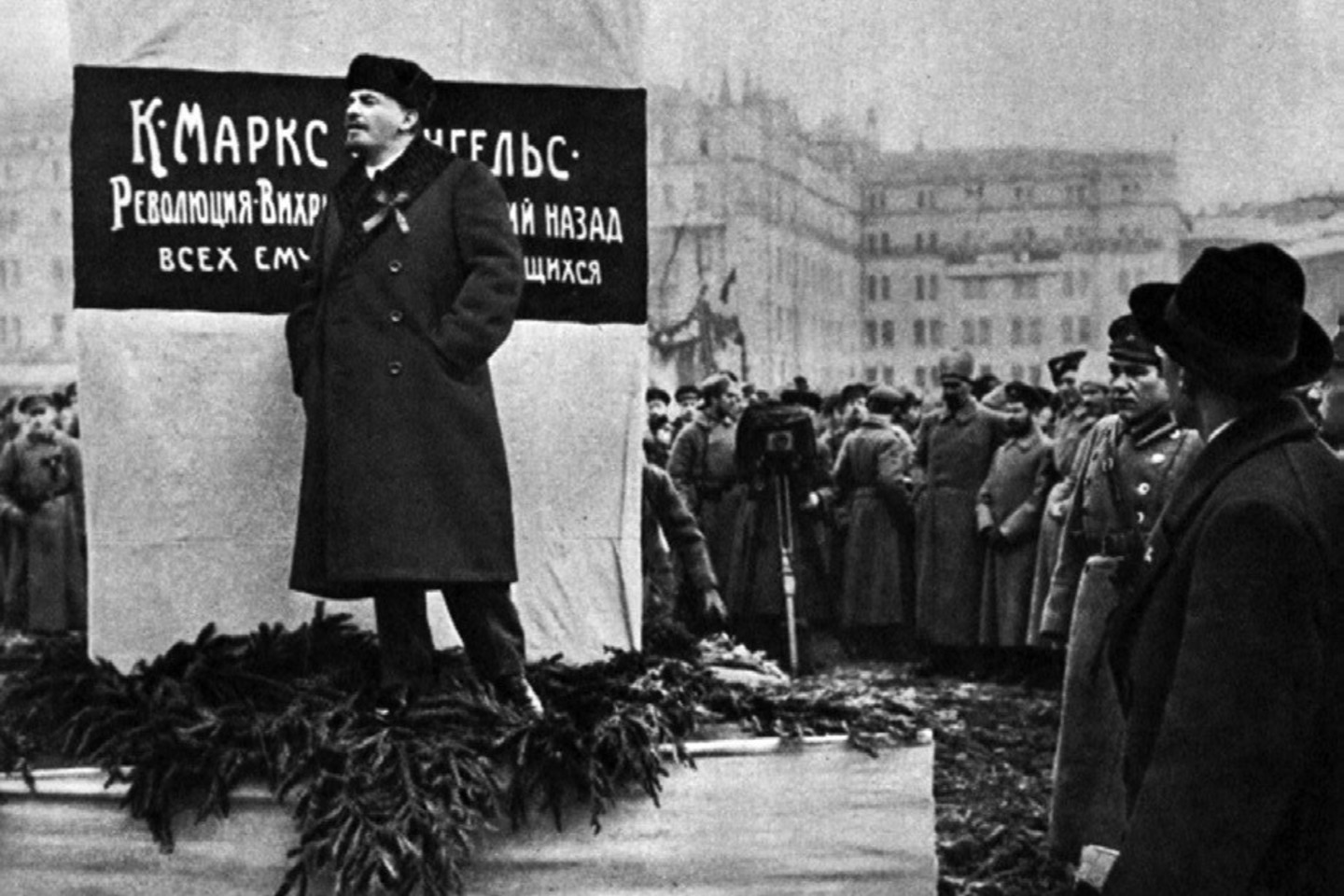 1918 	m. lapkritis. V. Uljanovas-Leninas kalba mitinge.<br> Nuotrauka iš knygos "Leninas be grimo".