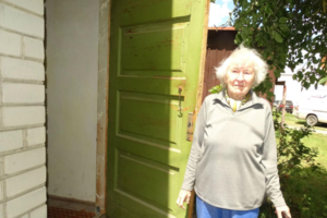 Lauko tualetu besinaudojanti alytiškė mokėti baudų neketina