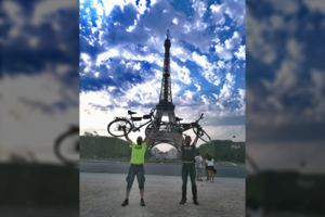 „Lietuvos ryto“ fotografas Ramūnas Danisevičius su dviračiu pasiekė Paryžių