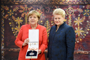 Vokietijos kanclerei Angelai Merkel – valstybinis apdovanojimas iš prezidentės rankų