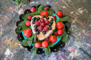 Dailininkė šeimą lepina braškiniu tinginiu 