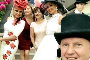 Inga Budrienė išsiruošė į žirgų lenktynes