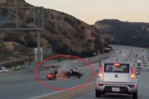 Keršydamas motociklininkui  automobilio vairuotojas sukėlė šiurpią avariją