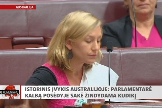 Istorinis įvykis Australijoje: parlamento narė kalbą posėdyje sakė žindydama kūdikį.