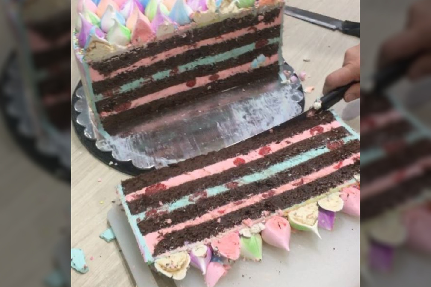  Taip pjaustant tortą jį galima padalinti didesniam būriui žmonių.<br> „Instagram“ nuotr.