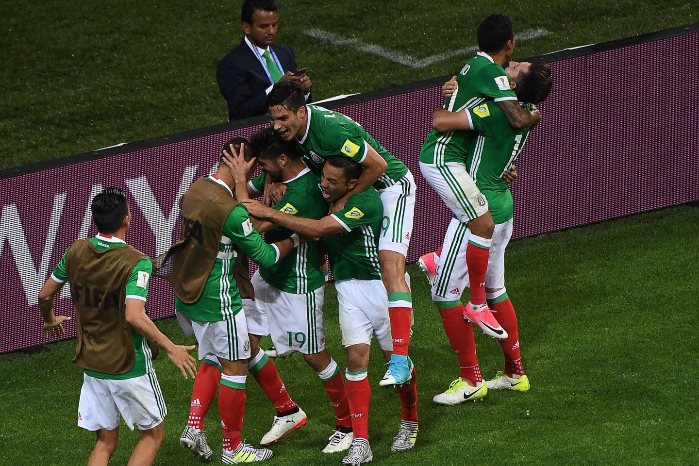  Trys Meksikos žaidėjai sudomino vieno Anglijos klubo trenerį<br> AFP/Scanpix nuotr.