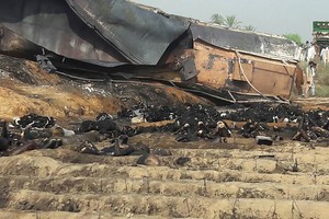 Pakistane užsiliepsnojus benzinvežiui, žuvusiųjų skaičius išaugo iki 148