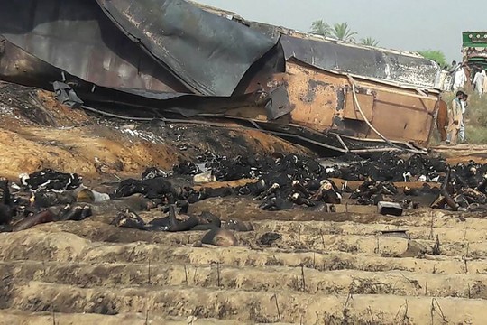 Sudegė gyvi: noras pasisemti nemokamų degalų baigėsi 140 žmonių mirtimi