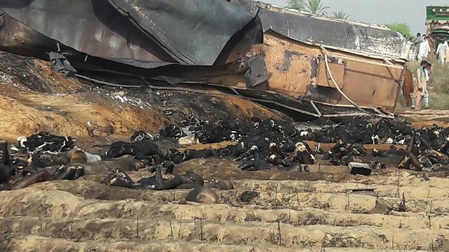 Sudegė gyvi: noras pasisemti nemokamų degalų baigėsi 140 žmonių mirtimi