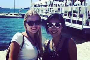 Po skyrybų su Selu Eleonora Sebrova laiką leidžia Kanuose