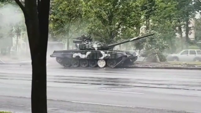Pasaulis šaiposi iš Baltarusijos: tankas vidury miesto nuvertė stulpą