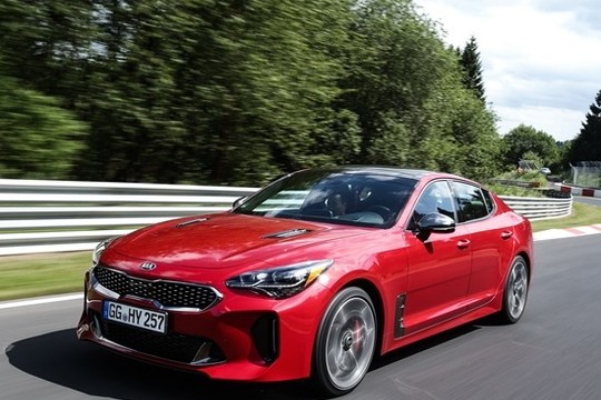 „Kia“ pristatė greičiausią savo modelį „Stinger“