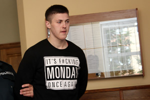 Priekabės prie silpnesniųjų ir kelių eurų grobis jaunuolį atvedė į teisiamųjų suolą