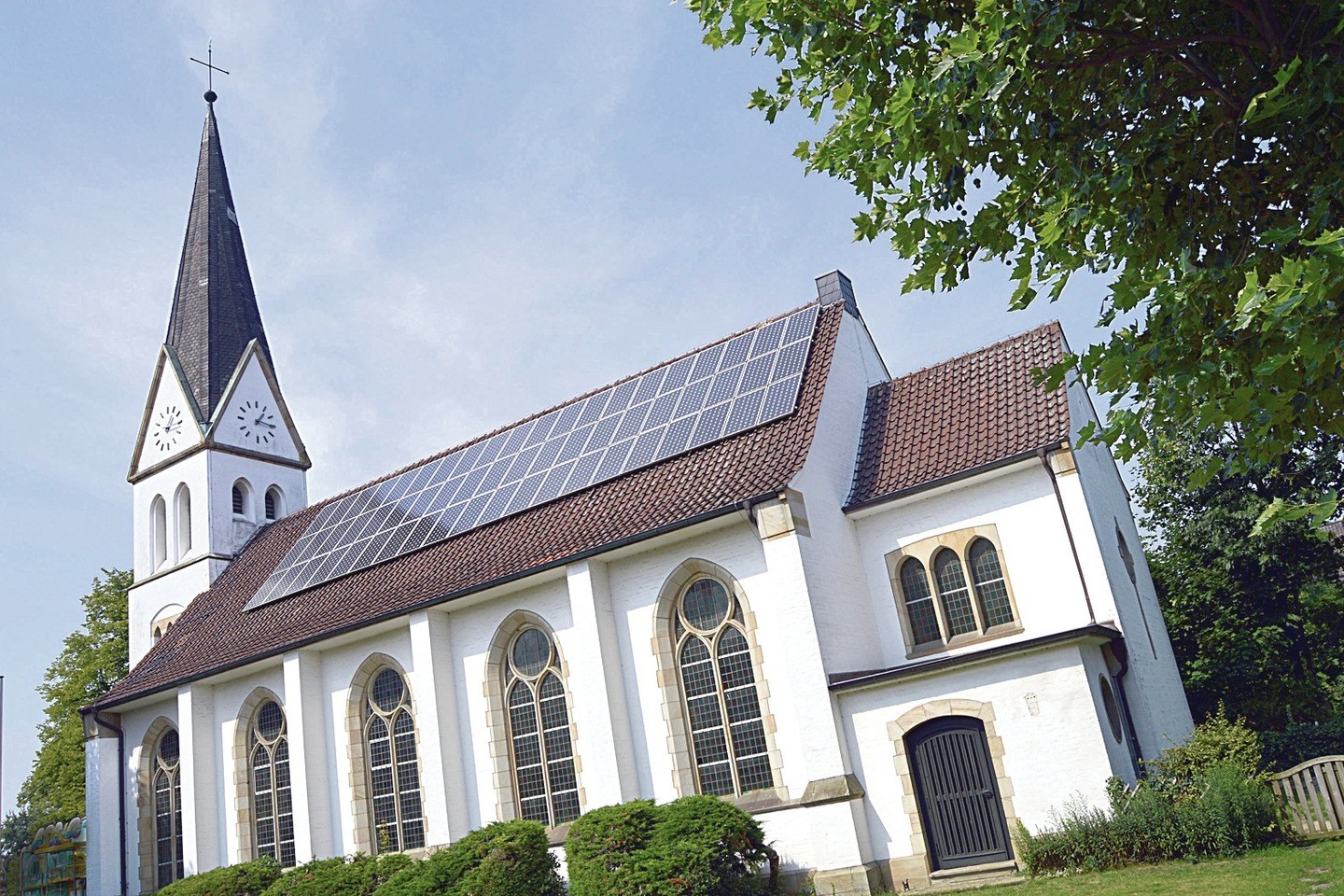 Vakarų valstybėse jau įprasta įrengti saulės jėgaines net ant bažnyčios stogo.<br>„123rf.com“ nuotr.