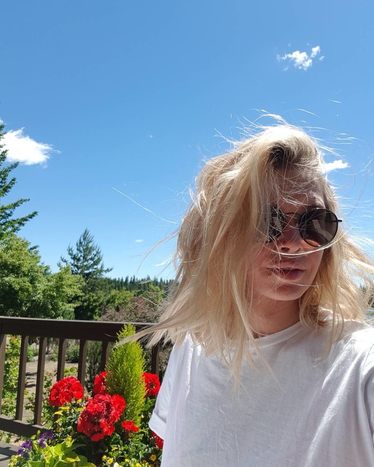   Vera Brežneva pasitrumpino ir išsitiesino savo plaukus.<br>„Instagram“ nuotr.
