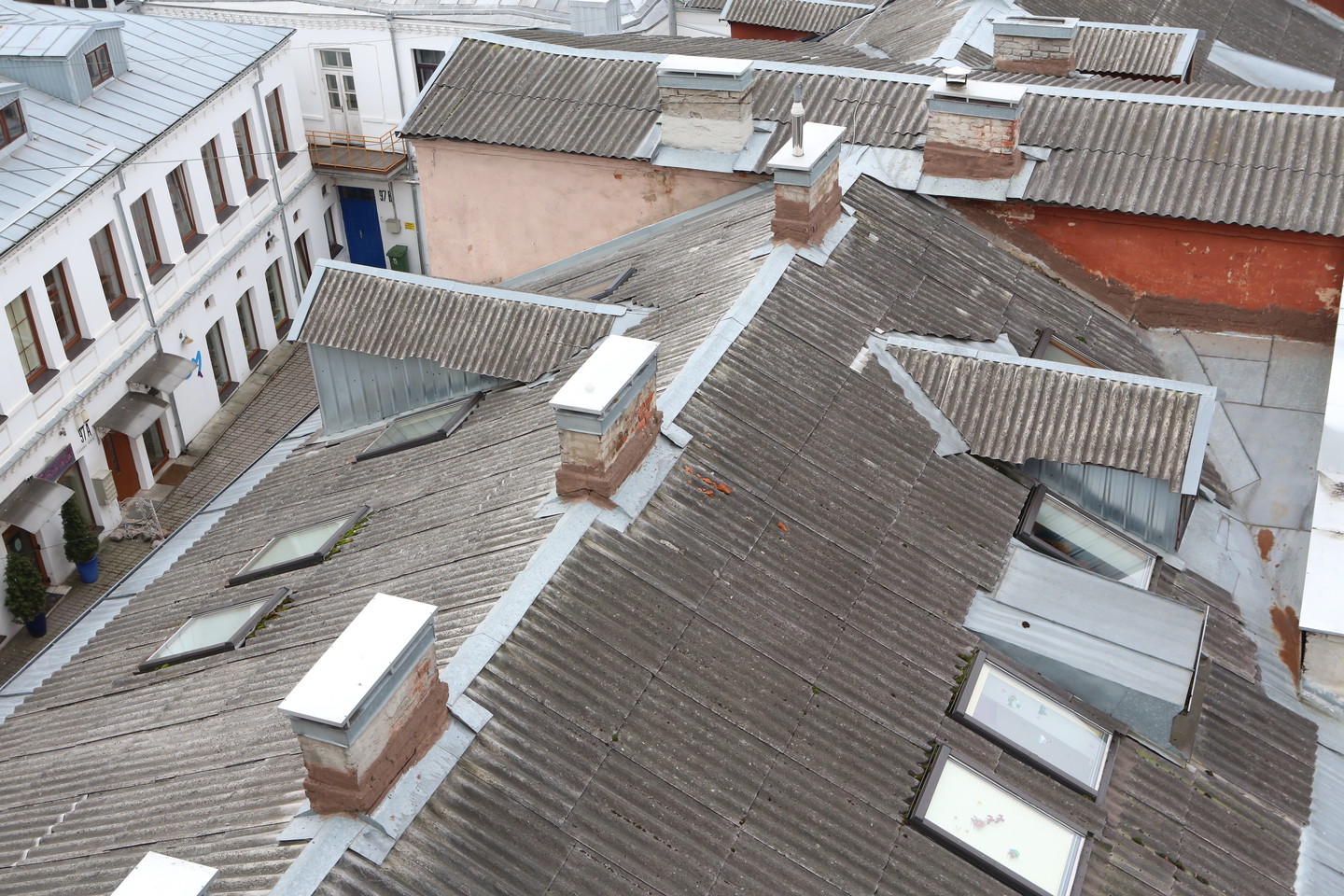  Asbesto šiferio stogų danga - ir žmogui, ir aplinkai pavojingos atliekos, tačiau jų itin vangiai atsikratoma.  <br> M.Patašiaus nuotr. 