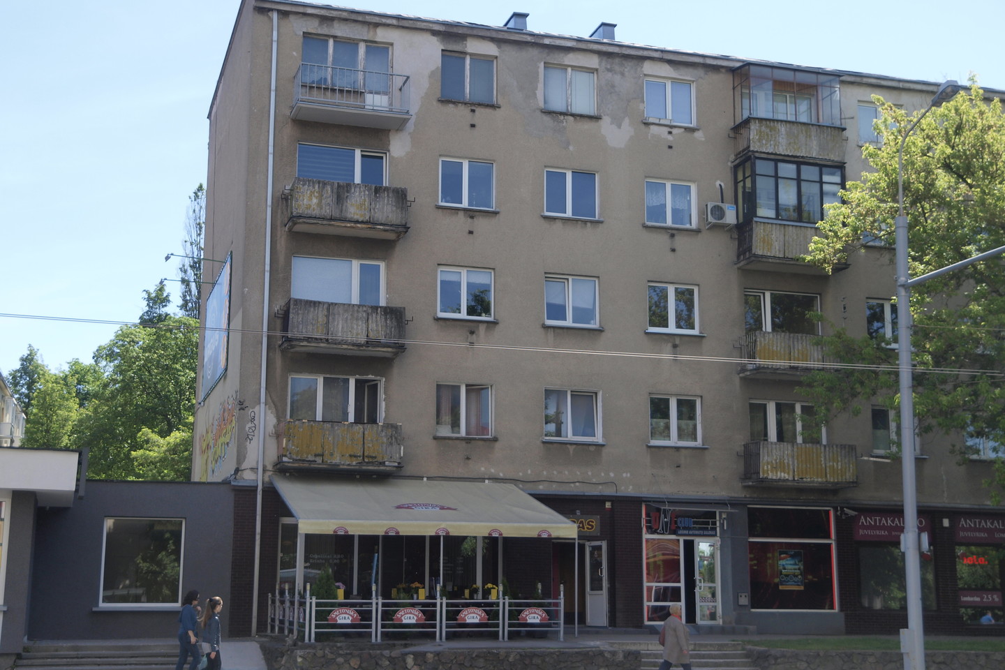  Balkonai su šiferio tvorele - išskirtinis sostinės Antakalnio gatvės bruožas.  <br> A.Srėbalienės nuotr. 