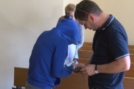 Naujagimį pagimdžiusi ir jį į konteinerį išmetusi palangiškė atvežta į teismą