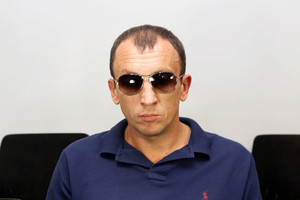 Žmonių prekeiviai jaunoms aukoms liepė vogti užsienyje iš mašinų, parduotuvių, namų