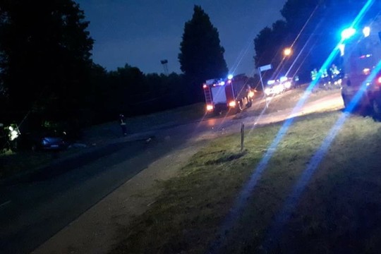 Kaune „Peugeot“ trenkėsi į elektros stulpą, šis nuvirto ant gatvės